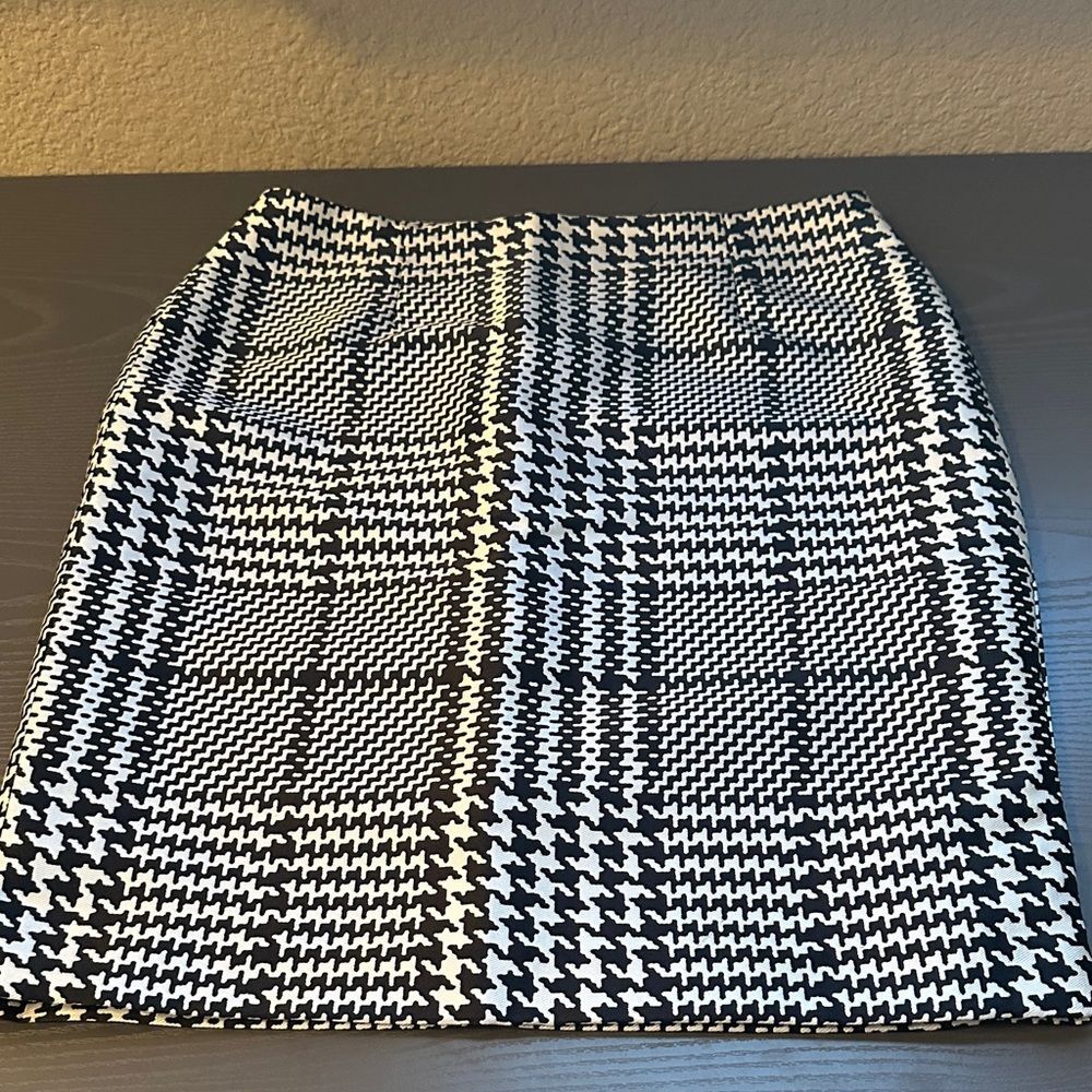 White House Black Market Houndstooth Pencil Skirt Size 4P